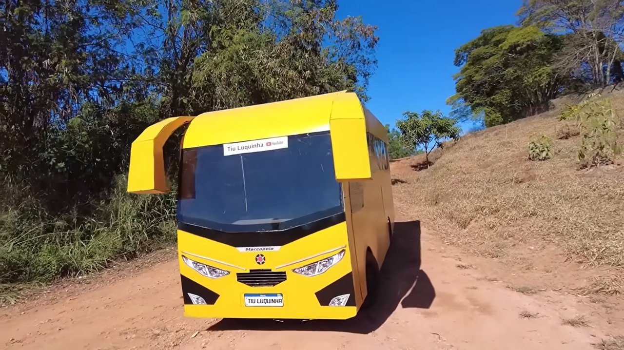 Mini ônibus artesanal feito em casa sai para primeiro passeio e surpreende passageiros