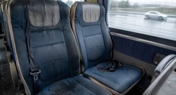 Ônibus com água no banco e cinto inutilizável acaba em indenização de R$ 3 mil