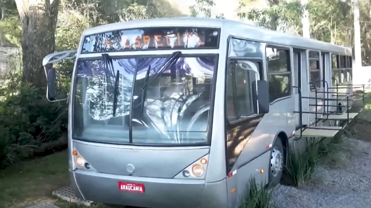 Ônibus de Curitiba esconde uma suíte completa sobre o motor