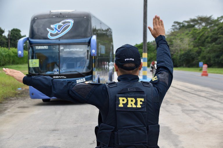 PRF reforça fiscalização de ônibus e vans neste feriado de Corpus Christi.