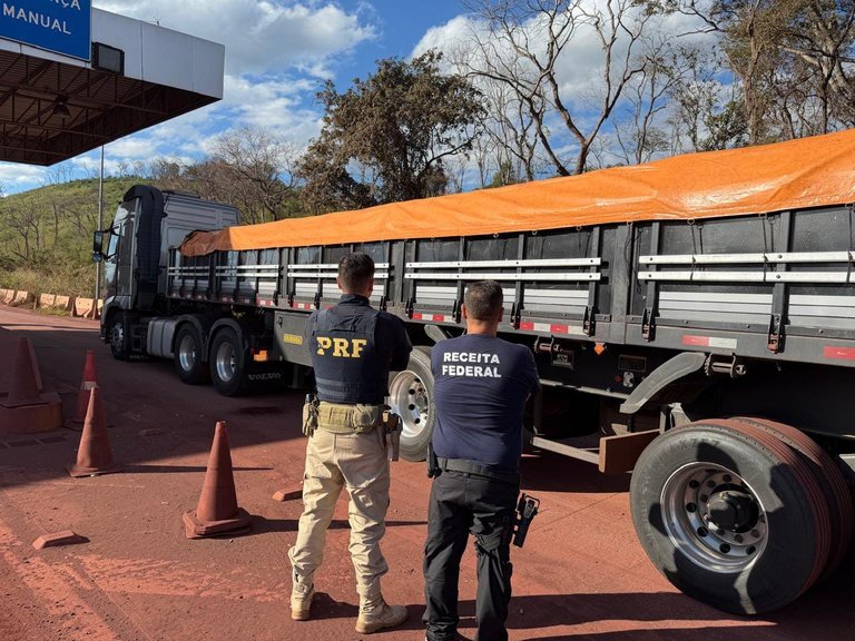 Quase 20 mil litros de produto usado no refino de cocaína são apreendidos em caminhão na fronteira