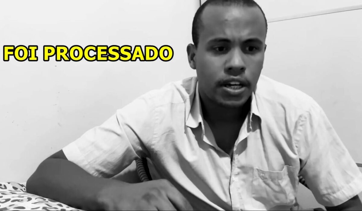 Influenciador é processado após gravar video mostrando os preços absurdo dos produtos em parada de ônibus