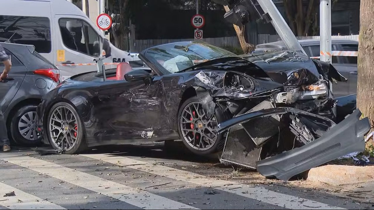 Porsche de influenciador avaliada R$ 1,3 milhão derrapa e deixa rastro de colisões