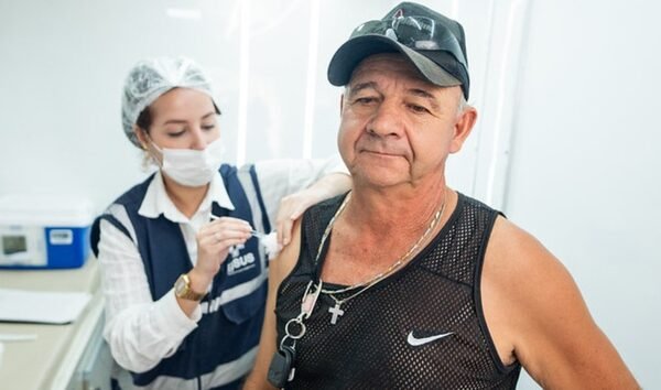 Caminhoneiros passam a contar com consultas, exames e vacinas em pontos de parada