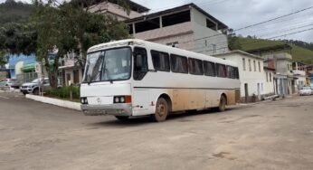 Ônibus antigo da Mercedes encara terra em linha rural de Minas