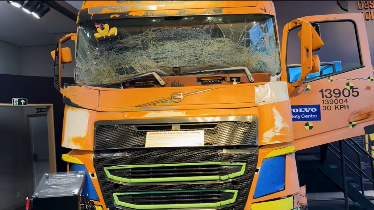 Cabine amassada a 30 km/h mostra a força de um crash test de caminhão