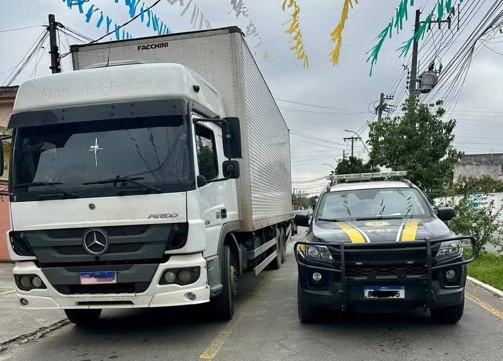 PRF recupera caminhão roubado na Via Dutra com homem que alegou ser funcionário da empresa