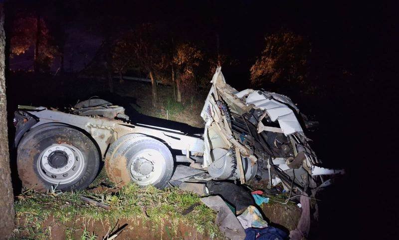 Caminhoneiro morre após caminhão capotar em trecho de serra na SC-355
