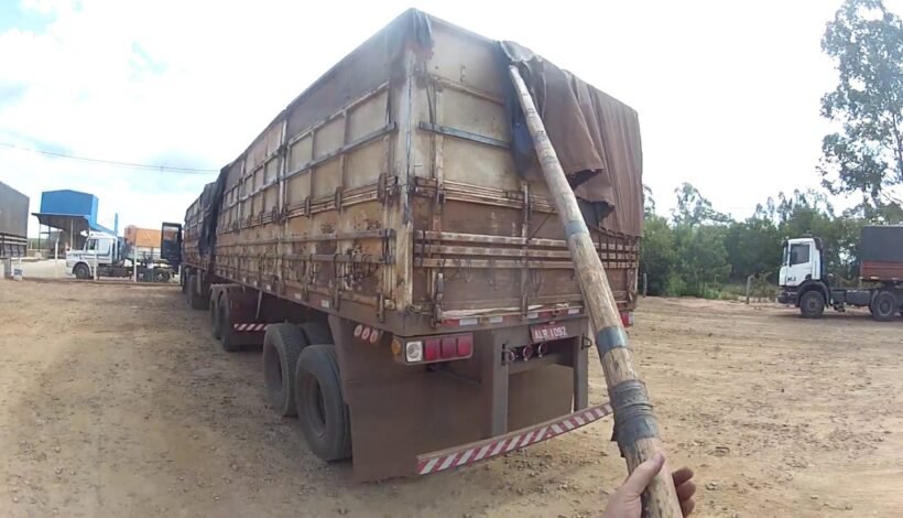 Caminhoneiros novos estão contratando ajuda para esticar a lona no caminhão