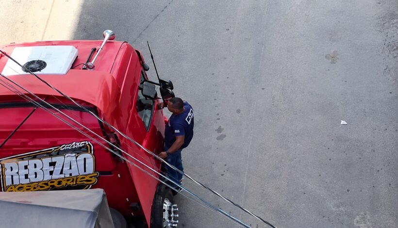 Homem tenta impedir saída de carreta após suspeita de fuga da esposa