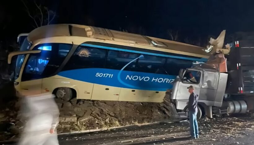 Mãe e filho de 5 anos morrem presos às ferragens após ônibus ser esmagado contra barranco na BR-135