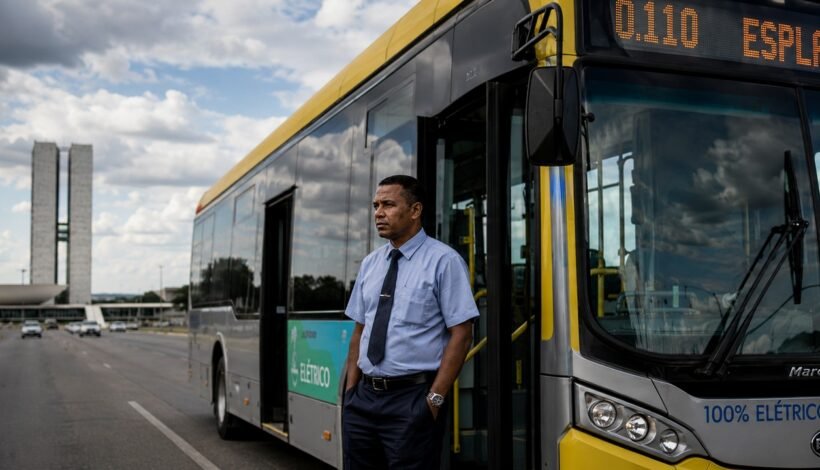 Ônibus de R$ 3,4 milhões chegam a Brasília e expõem contraste com salário de motoristas