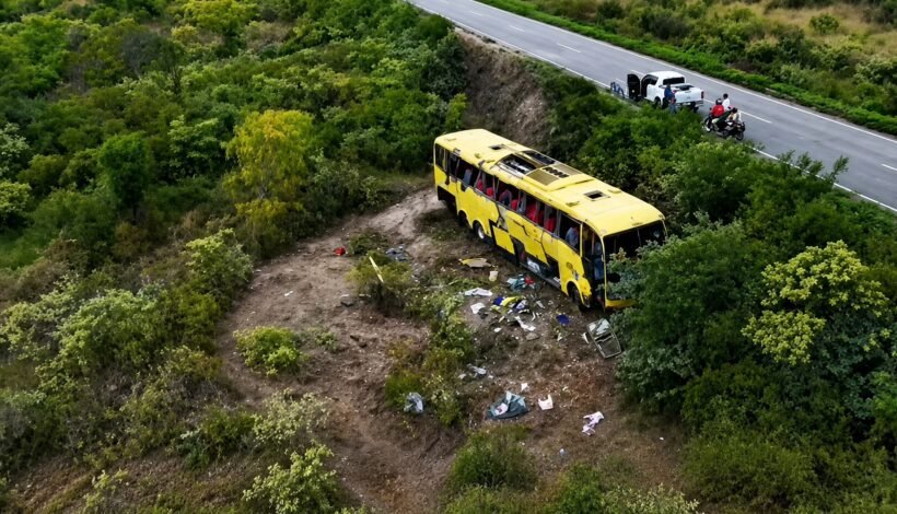 Ônibus de romeiros tomba perto do destino em Canindé e deixa duas mortes