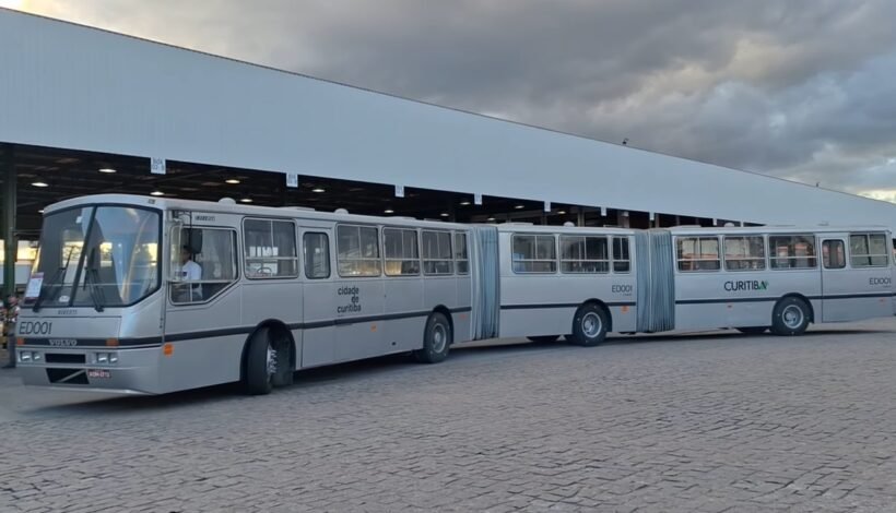 Primeiro biarticulado do Brasil reaparece preservado em exposição de Curitiba
