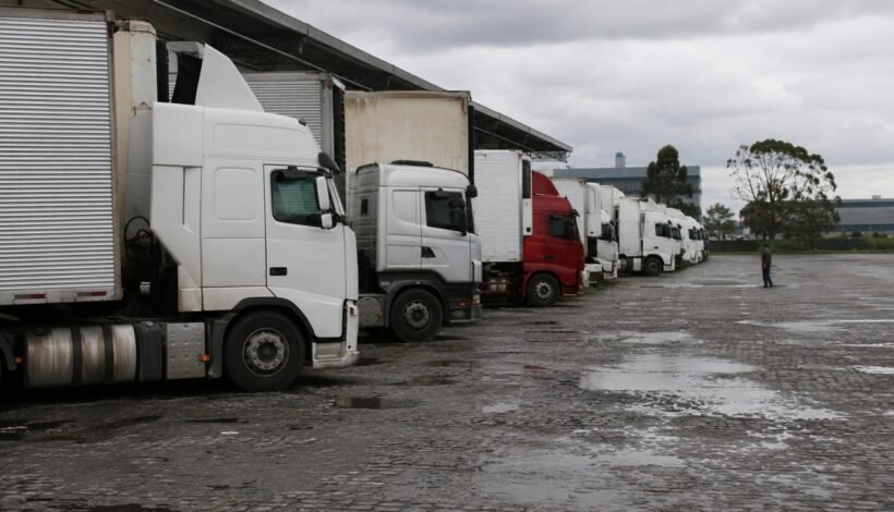 Santa Catarina tem 8 mil caminhões parados e salário passa de R$ 3,6 mil
