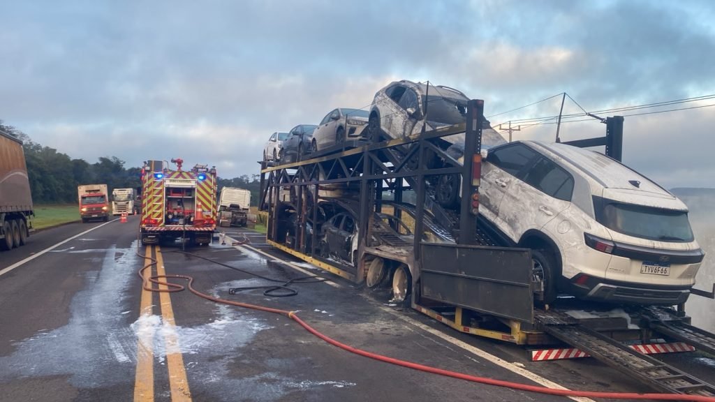 Caminhão-cegonha pega fogo na BR-277 e deixa 10 carros destruídos; motorista escapa