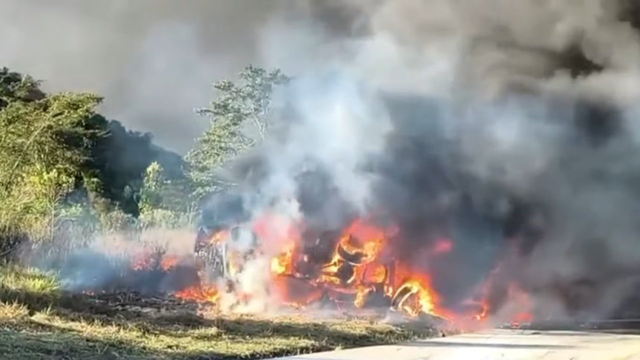 Caminhão-tanque pega fogo após batida e caminhoneiro morre em trecho da BR-116 em MG