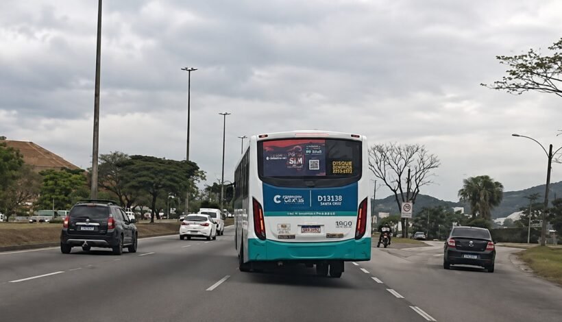 Ônibus chama atenção no Rio por problema aparente e acaba retirado de circulação