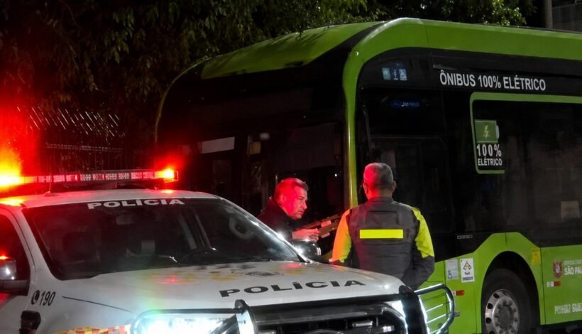 Ônibus desce sozinho após motorista esquecer freio de mão e mata idoso em SP