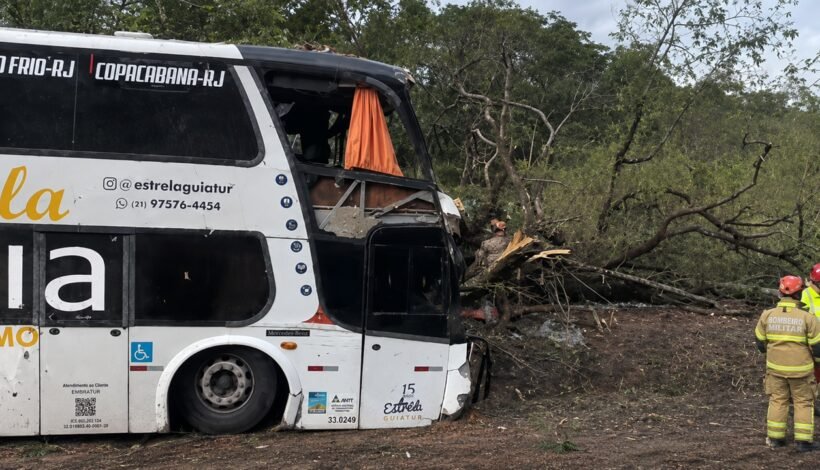 Passageiros teriam alertado motorista antes de ônibus tombar na BR-040