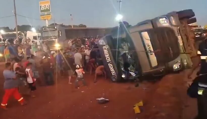 Carreta tomba com 27 toneladas de porcos e cerca de 300 pessoas avançam sobre a carga