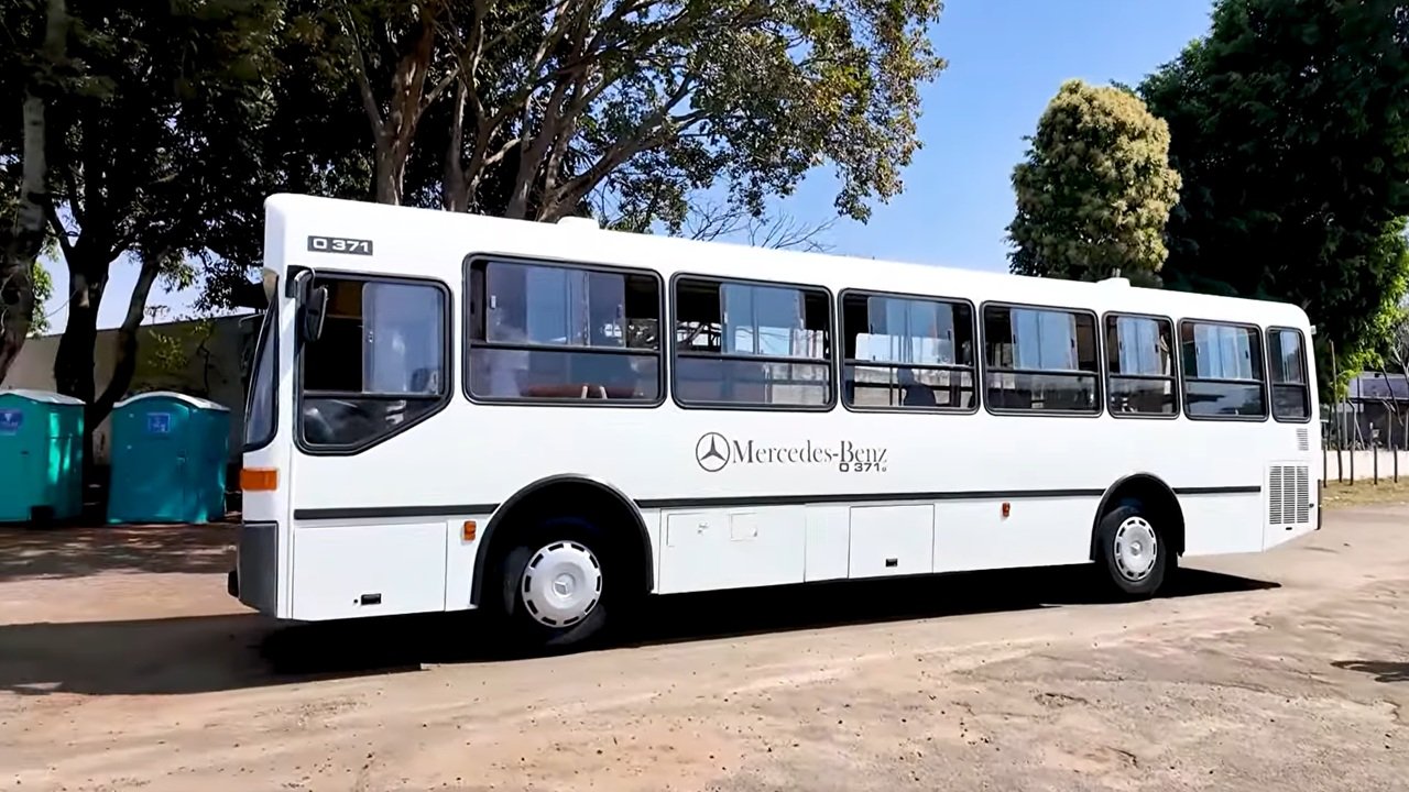 Mercedes-Benz O-371 de 1993 reaparece impecável e chama atenção em ...