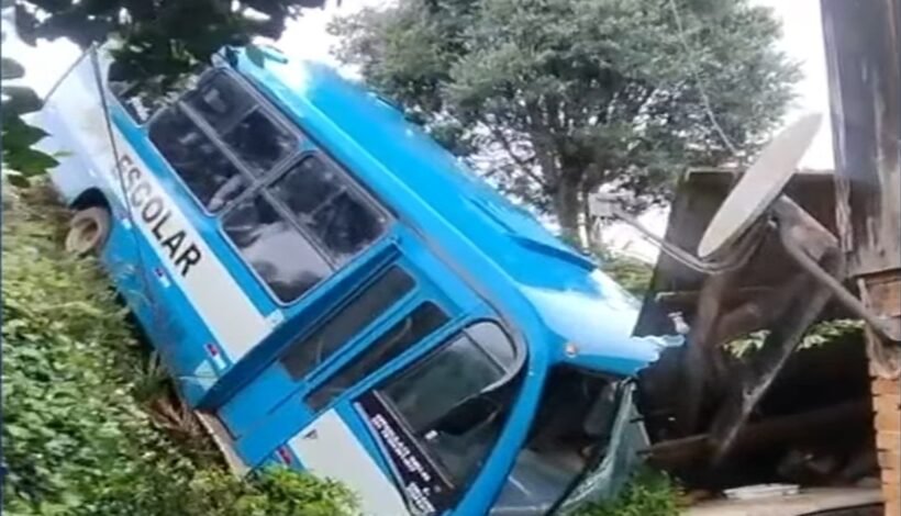 Ônibus escolar perde o freio, cai em barranco e só depois fiscalização encontra duas irregularidades