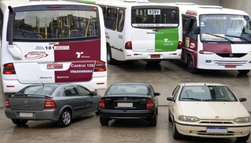 Por que tantos ônibus antigos usavam faróis e lanternas de carros?