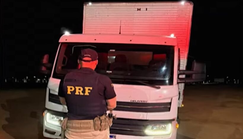 Suspeito abandona caminhão clonado em movimento e PRF recupera 3,4 toneladas de frango