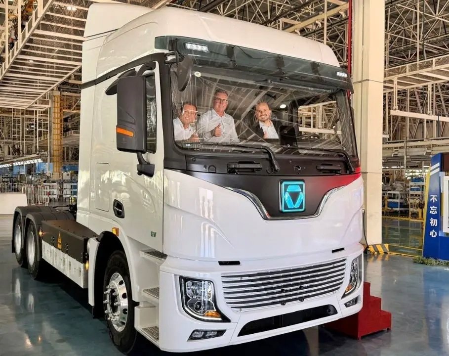 Transportadora brasileira compra 251 caminhões elétricos de 74 toneladas por R$ 500 milhões
