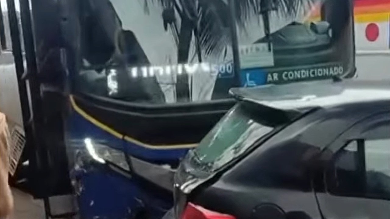 Motorista passa mal e ônibus atinge quatro carros e uma moto no Rio