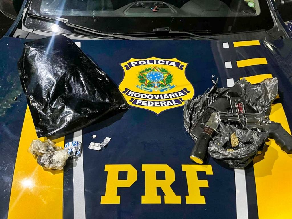 Caminhoneiro sem CNH foge por 3 km e é detido com arma e maconha em PE