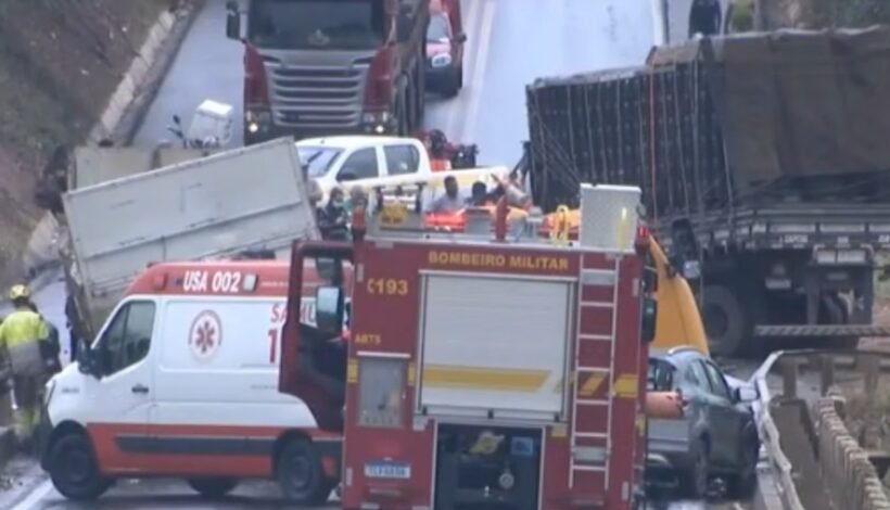 Caminhoneiro morre após batida entre caminhões e carro na BR-365