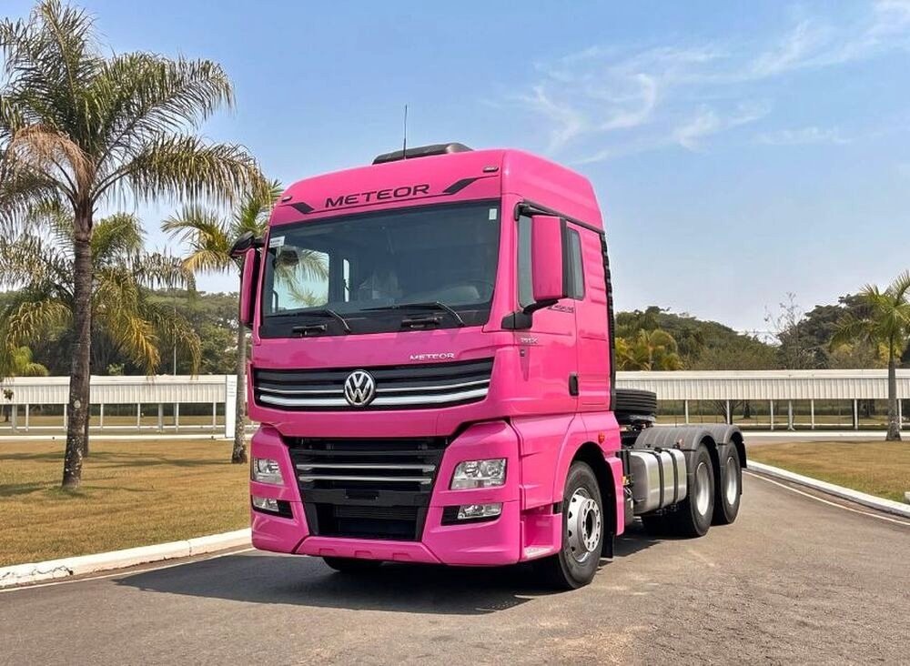 Volkswagen lança Meteor rosa e faz edição limitada de 40 caminhões