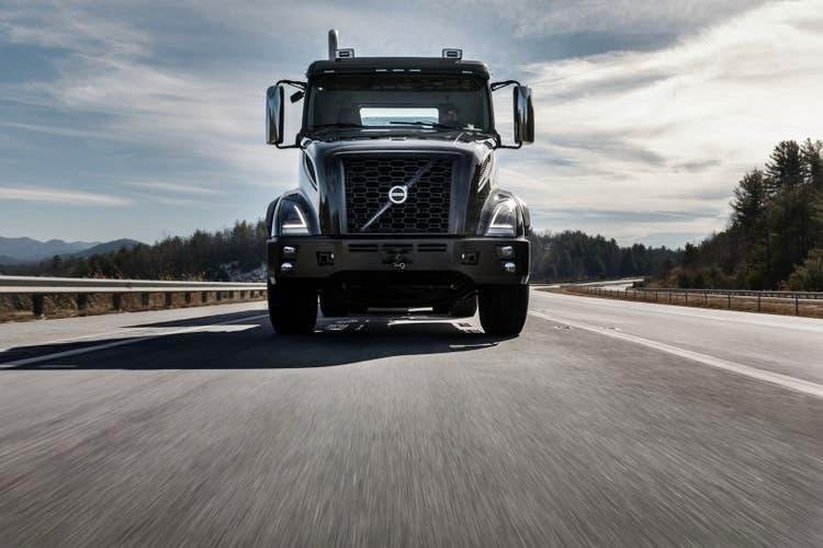 Volvo apresenta novo VNX com cabine reforçada e tecnologia para manobras