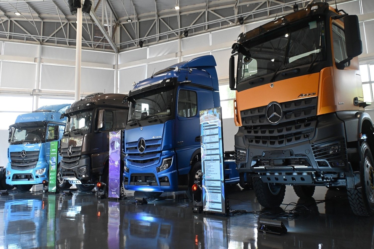 Mercedes-Benz completa 70 anos e lança seis famílias de caminhões na Fenatran 2026