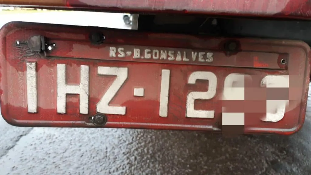 Caminhoneiro é detido com placas encobertas por papel branco na MGC-135 em Mirabela