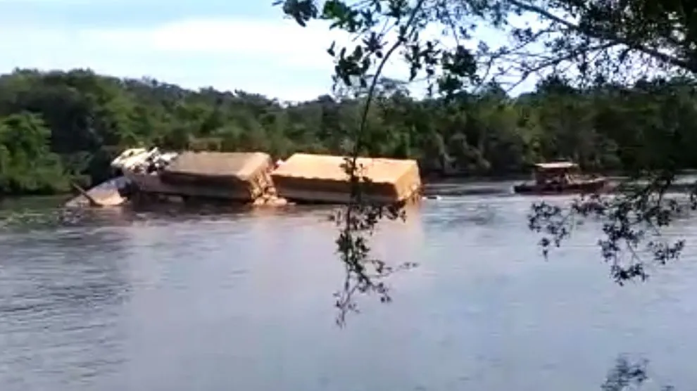Balsa com caminhões parte no meio do Rio Amazonas