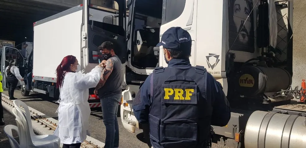 Tomou a vacina da dengue? Caminhoneiro pode precisar procurar atendimento caso tenha alguns sintomas.