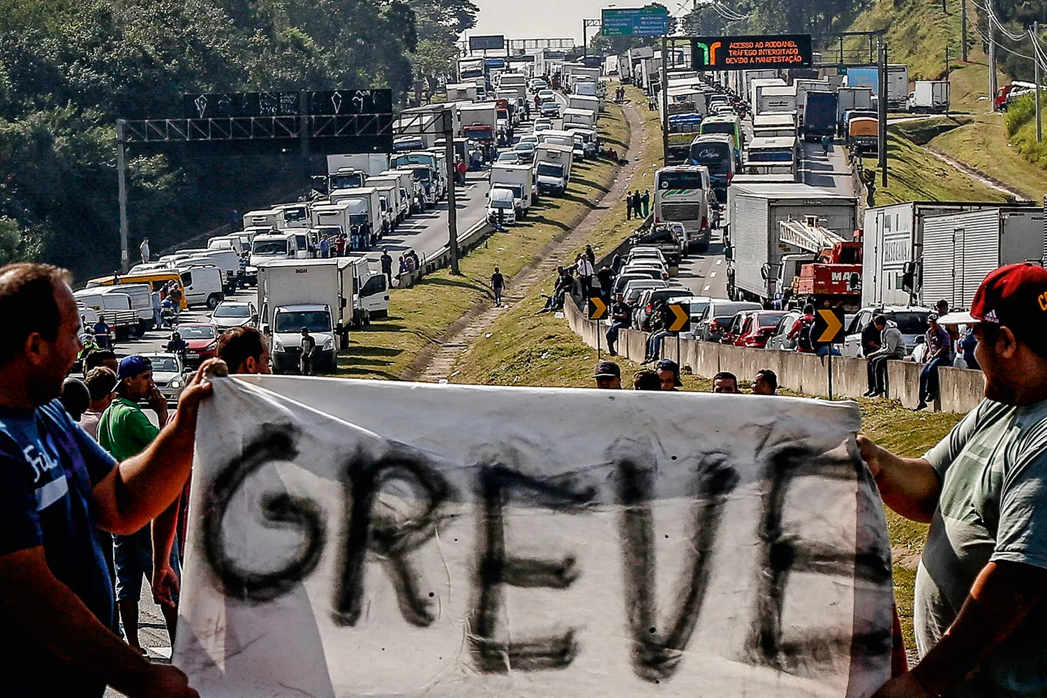 Por que a população espera pelos caminhoneiros para reivindicar, se o problema é de todos?