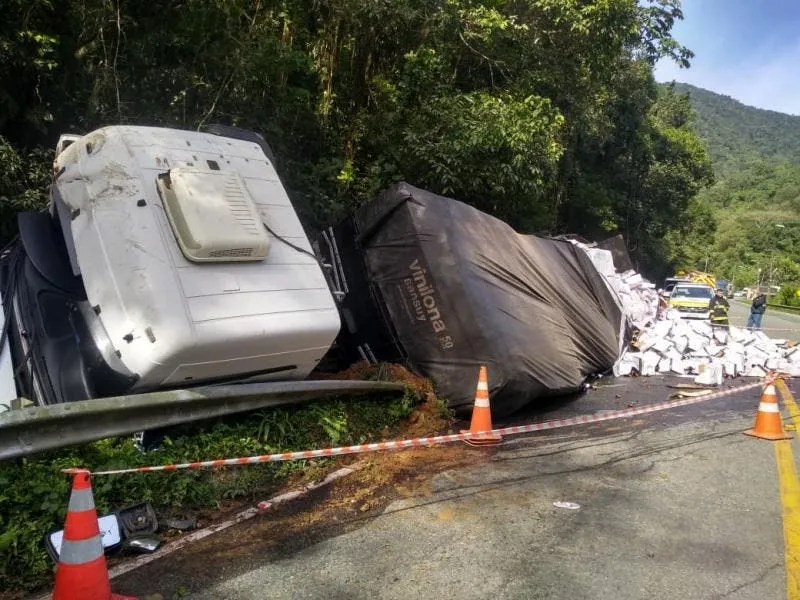 Carreta E Saqueada Apos Tombamento Na Serra Dona Francisca
