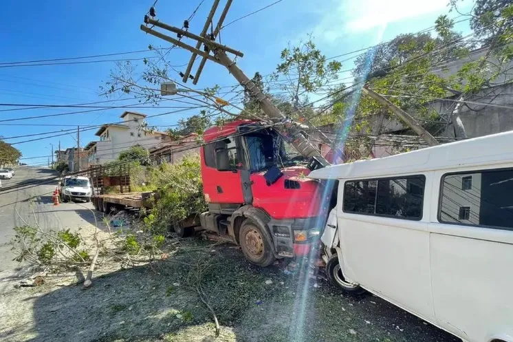 Freio De Carreta Estoura Quando Caminhoneiro Desacoplava