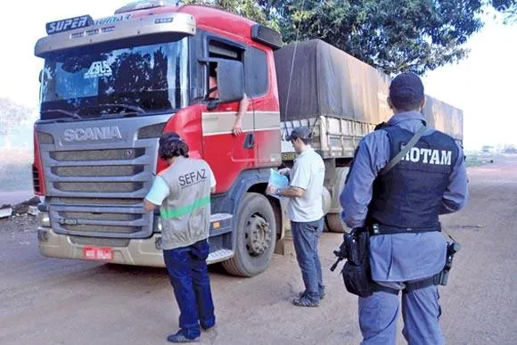 SEFAZ realiza fiscalização para educação fiscal aos caminhoneiros