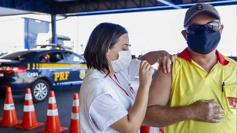 Mais de 1 milhão de doses da vacina contra covid-19 são aplicadas em profissionais do transporte