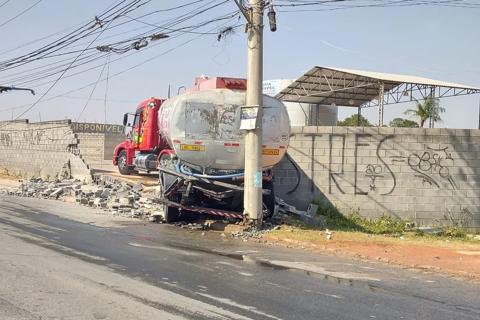 Caminhão bate em muro