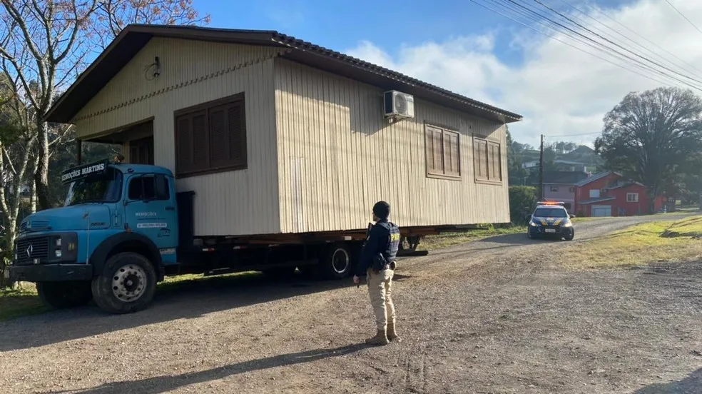Caminhão transportando casa