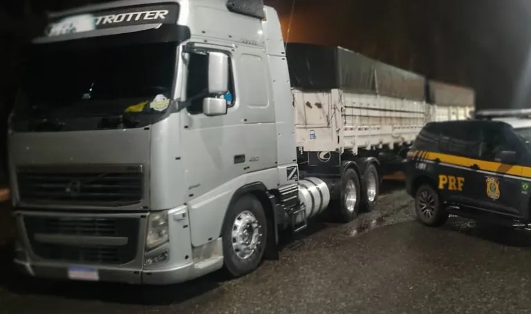 Carreta roubada é recuperada pela PRF na BR-101 em Joinville