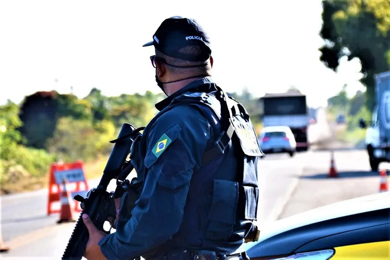 Caminhoneiro com CNH falsa é preso na BR-101