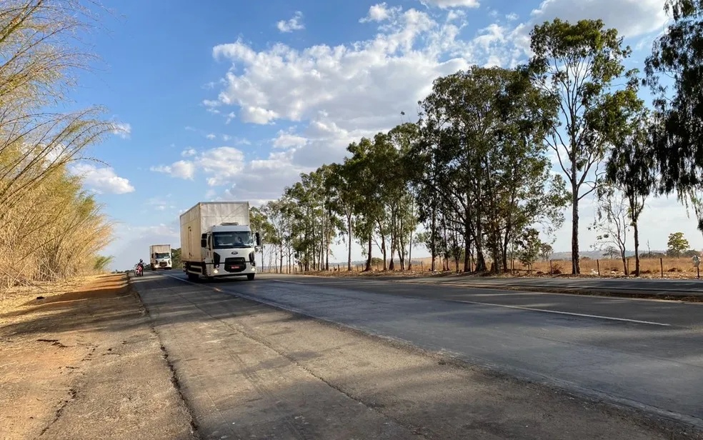 Caminhoneiros reclamam de trecho da BR-153 precário que cobram pedágio