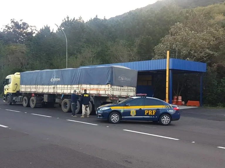 PRF flagra carreta com problema no freio transitando na BR 101